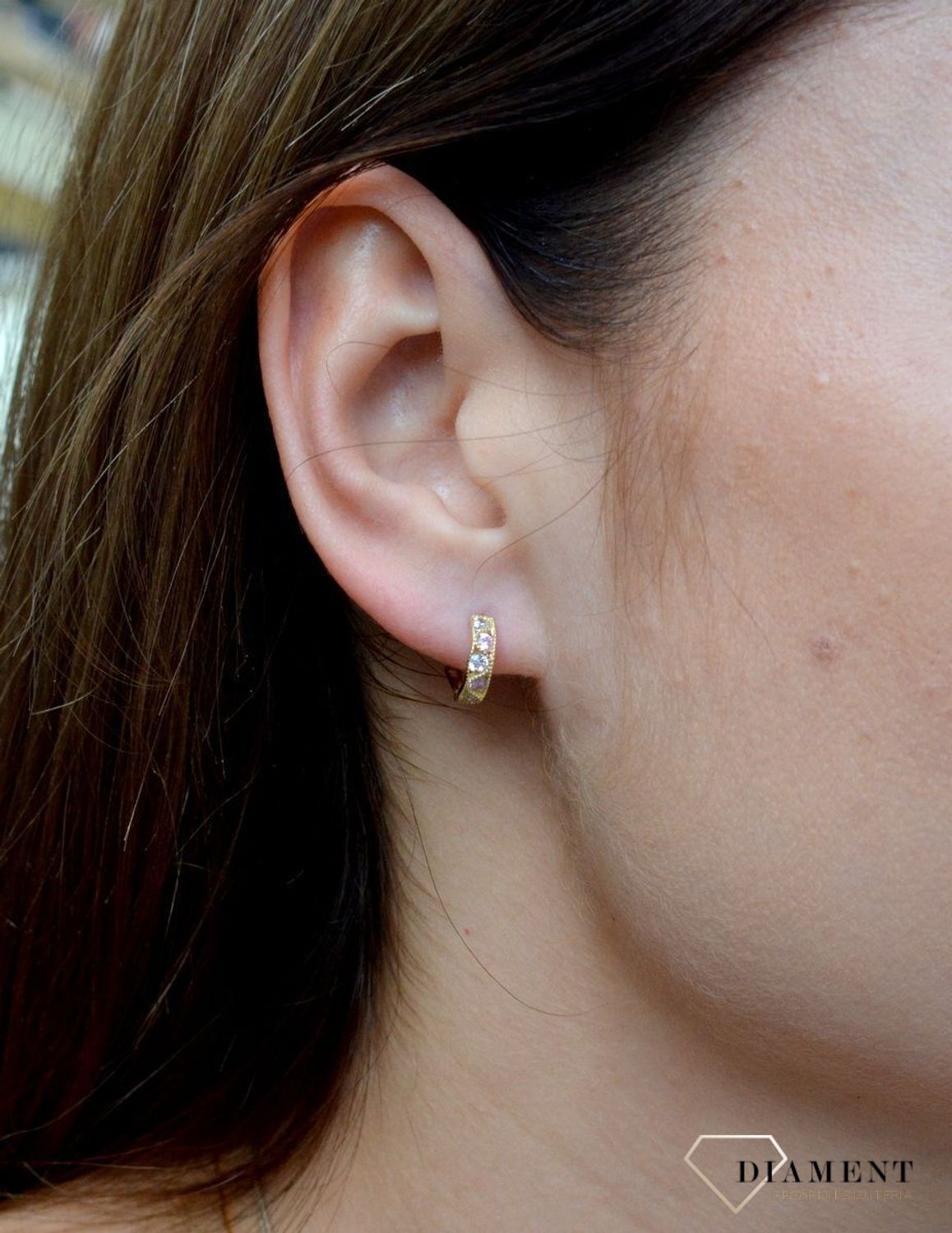 Złote kolczyki dla dziewczynki 333 cyrkonia KL 3258A 333. Śliczne, złote kolczyki dla dziewczynki wykonane z wysokiej próby złota 333 o wadze około 0,82 g oraz długości około 1 cm. Minimalistyczne ko.jpg